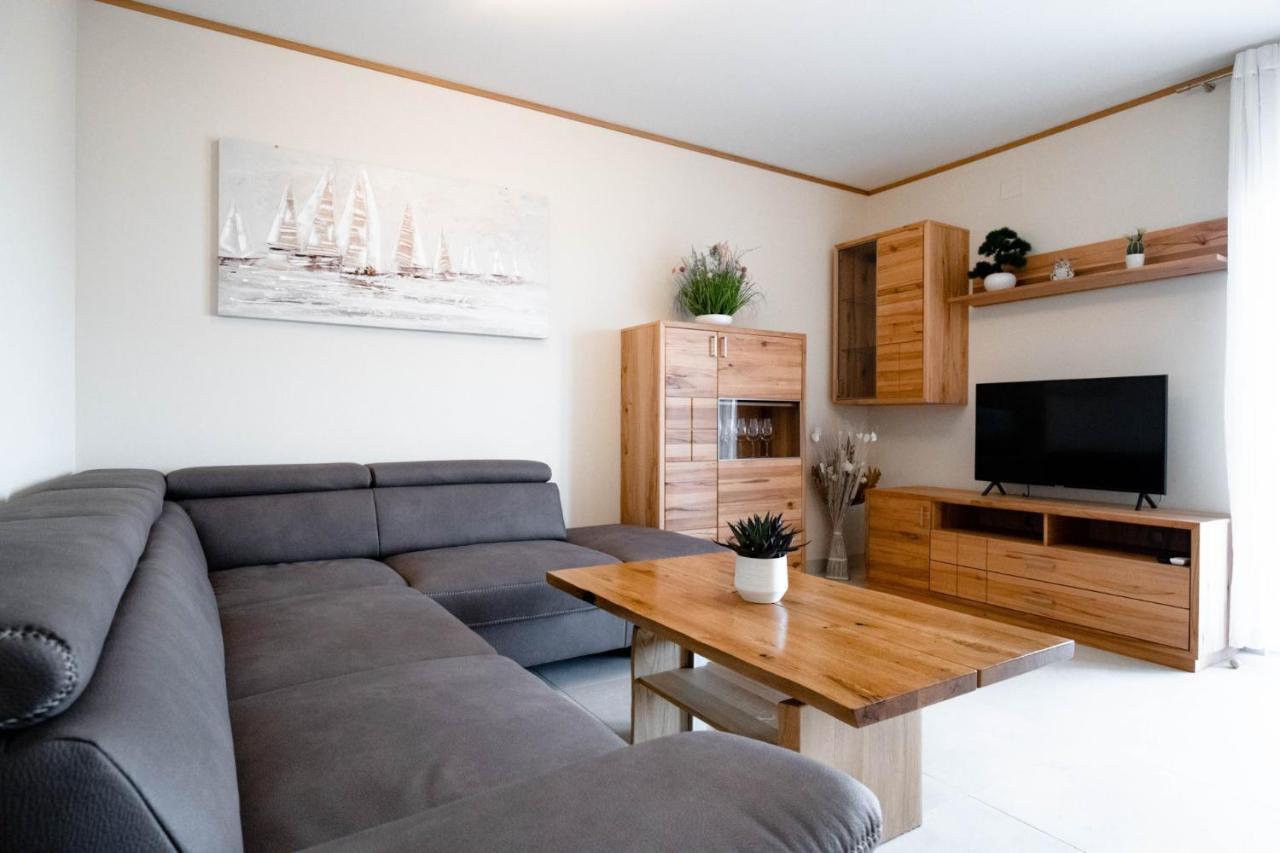 Beachfront Reiterer Villa V2 With Seaview 30 Meters From The Beach - Crowonder Luxury Rent Привлака Экстерьер фото